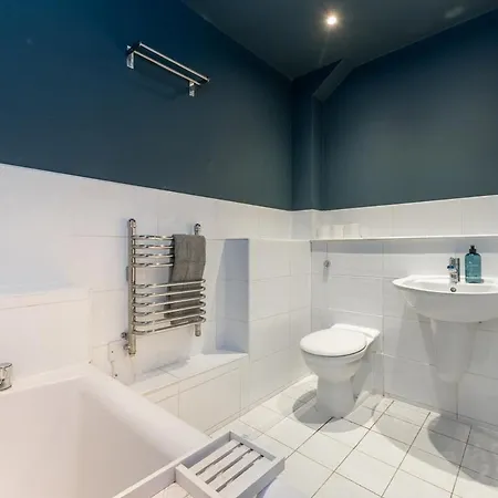 New 2br | Hg1 | By Bettys | Opposite Train Station דירה *