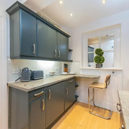New 2br | Hg1 | By Bettys | Opposite Train Station דירה הרוגייט