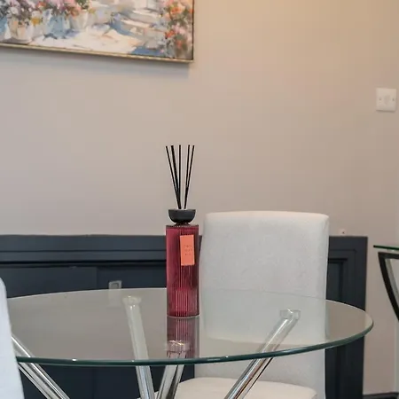 New 2br | Hg1 | By Bettys | Opposite Train Station דירה הרוגייט