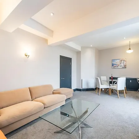 דירה New 2br | Hg1 | By Bettys | Opposite Train Station