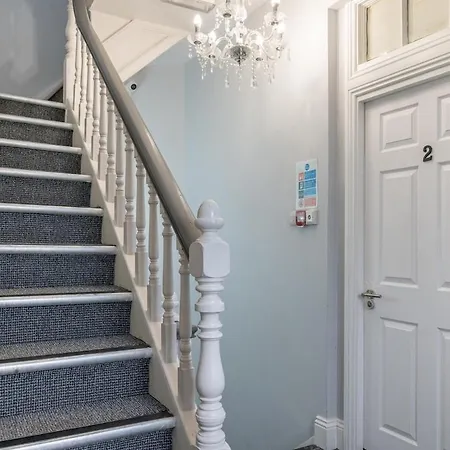 New 2br | Hg1 | By Bettys | Opposite Train Station דירה הרוגייט
