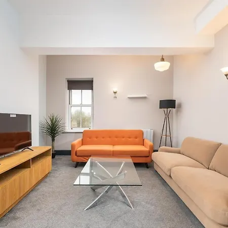 New 2br | Hg1 | By Bettys | Opposite Train Station הרוגייט