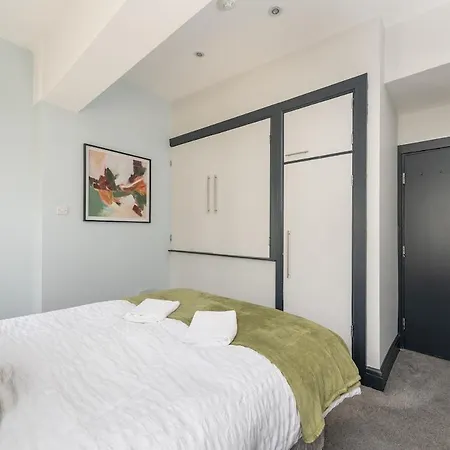 New 2br | Hg1 | By Bettys | Opposite Train Station * הרוגייט