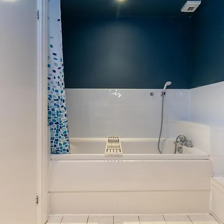 New 2br | Hg1 | By Bettys | Opposite Train Station דירה *