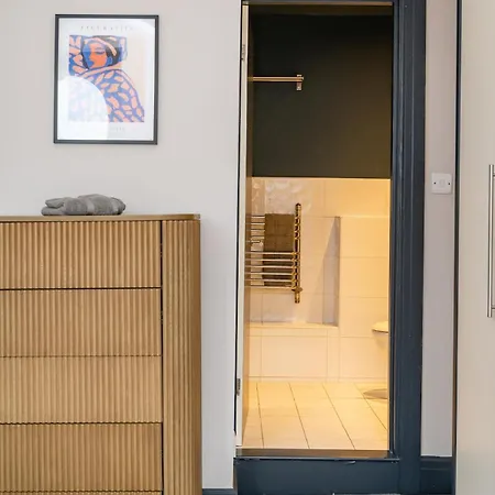 דירה New 2br | Hg1 | By Bettys | Opposite Train Station הרוגייט