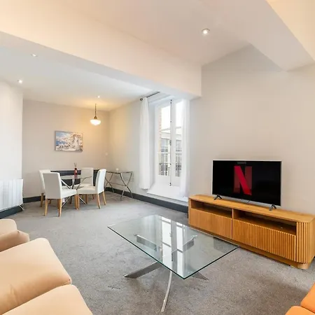 דירה New 2br | Hg1 | By Bettys | Opposite Train Station